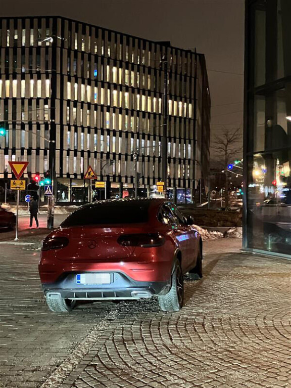 Erna Huskon Mercedes-Benz keräsi katseita monestakin syystä.