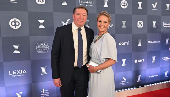 Jari ja Vanessa Kurri pölähtivät pitkästä aikaa punaiselle matolle.