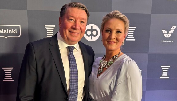 Jari Kurri ja Vanessa Kurri kertoivat kuulumisiaan Urheilugaalan punaisella matolla.