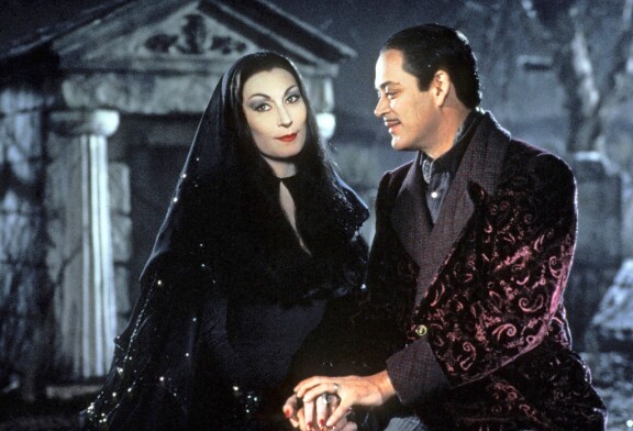 Ysäriltä muistetun Addamsin perheen vanhempien roolit esittivät Anjelica Hudson ja Raul Julia.