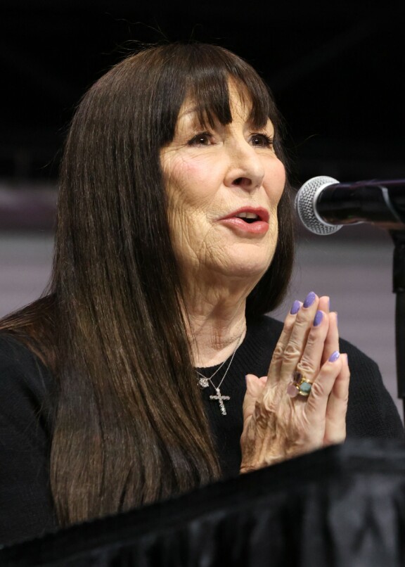 Anjelica Hudson halutaan edelleen puhumaan hittiroolistaan. Tähti vieraili taannoin vuoden 2024 Comic Con -tapahtumassa.