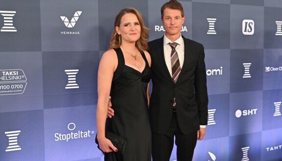 Kyllä Mika Lehkosuon kelpaa. Liisa-vaimo häikäisi kauneudellaan Urheilugaalassa.