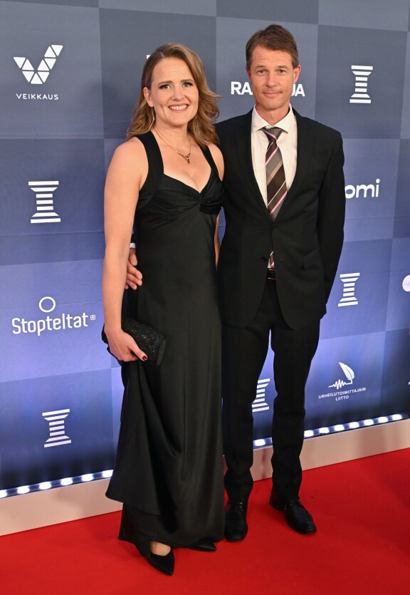 Liisa Ahlqvist-Lehkosuo oli sonnustautunut Calvin Kleinin mustaan mekkoon.