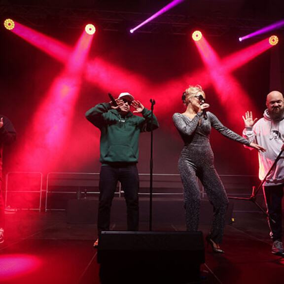 Teflon Brothers -yhtye esiintyi myös Seiskan synttäreillä syksyllä 2022. Pyhimyksen lisäksi lavalla olivat Voli eli Jani Tuohimaa ja Heikki Kuula. Yllätyksenä lavalle nousi myös missikisoistakin tuttu Katariina Juselius. teflon