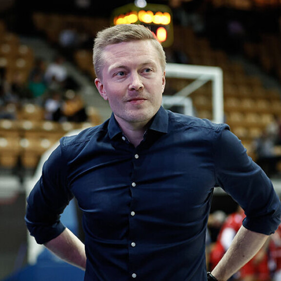 Lassi Tuovi viehättää vaalealla charmillaan. Lassi Tuovi viehättää vaalealla charmillaan.