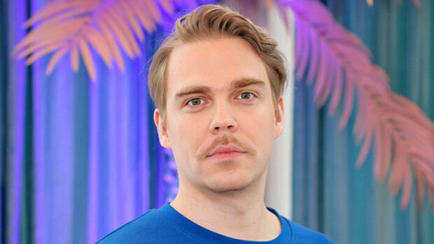 Putous-tähti Aku Sipola yllätti paidattomalla rantakuvalla - 'Komeeta olla komee' Aku Sipola