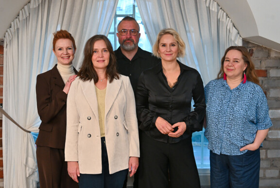 Queen of fucking everything -sarjan pääosissa nähdään muun muassa Minna Haapkylä (vas.), Kristo Salminen, Laura Malmivaara ja Katja Küttner. Etualalla sarjan käsikirjoittaja ja ohjaaja Tiina Lymi.