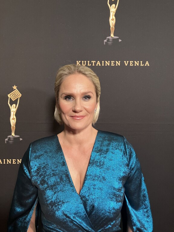Laura Malmivaara poseerasi hengästyttävän upeana punaisella matolla.
