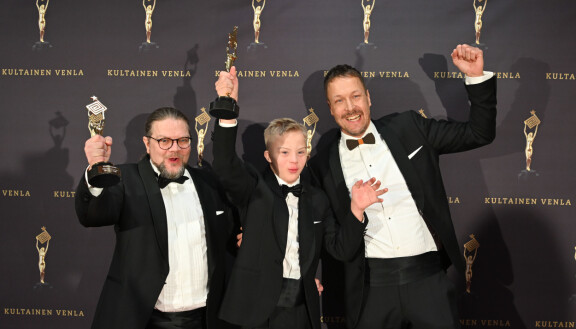 Peltsi ja Osmo -sarja pokkasi vuoden ohjelman Kultaisen Venla -pokaalin 2024. Kuvassa ovat Juha Korhonen sekä Osmo ja Mikko Peltola.