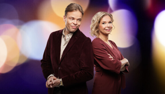 Kuvassa Yle Uutiset Sunnuntain juontajat Ilkka Lahti ja Anna Lehmusvesi.