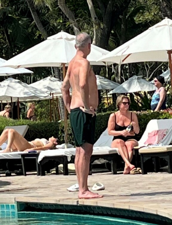Marko kuikuili ympärilleen kiinnostuneena.