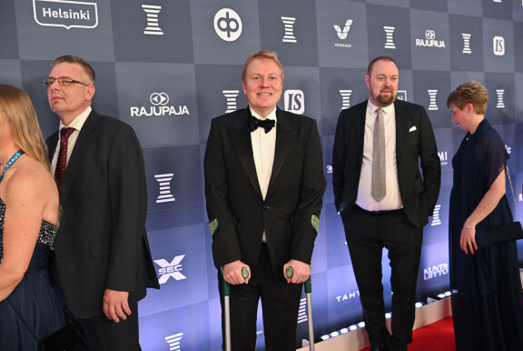 Aki Riihilahti edusti tänä vuonna Urheilugaalassa kainalosauvojen kera.