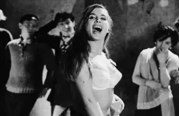 Filmitähdeksi pyrkinyt Liana Kaarina otti ohjat omiin käsiinsä: "Rynnin suurine rintoineni eturiviin"