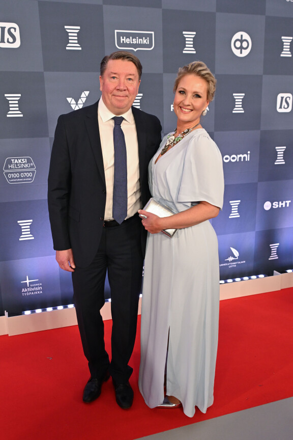 Jari ja Vanessa Kurri edustivat tyylikkäinä Urheilugaalan punaisella matolla.