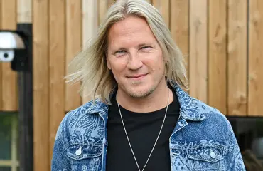 Sami Kurosen syntisen seksikäs yllätys suosikkibändin kanssa! "Kunniatehtävä"