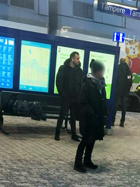Niko odotteli junaa tummassa asukokonaisuudessa.
