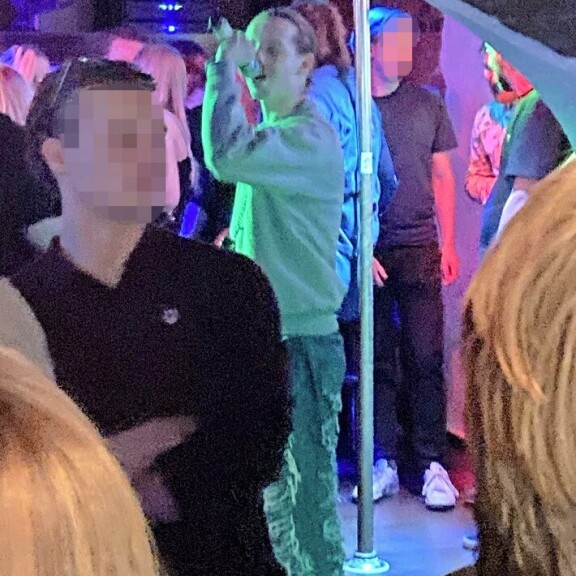 Shotit ohi suun! Tuure Boelius herätti pahennusta karaokekuppilassa – kuva Tuure Boelius