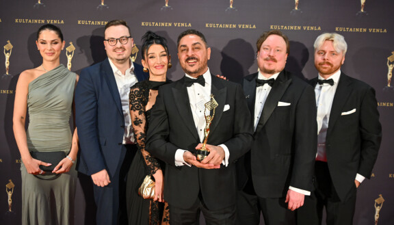 Arman pokkasi työryhmineen Venlan parhaasta asiaohjelma- ja dokumenttisarjan kategoriasta.