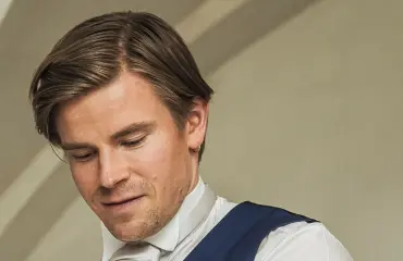 Ensitreffit alttarilla -Lauri alkaa radiojuontajaksi