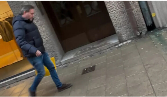 Chrisin matkaan tarttui paperikassin verran luksusvaatetta.