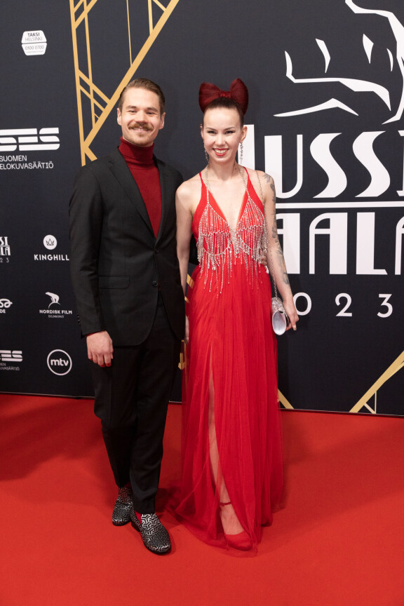 Miska ja Alisa hankkivat omakotitalon ennen korona-aikaa ja tekevät saman alan hommia.