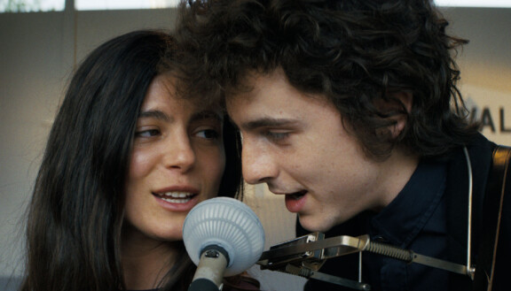 Monica Barbaro ja Timothée Chalamet ovat Joan Baez ja Bob Bylan.