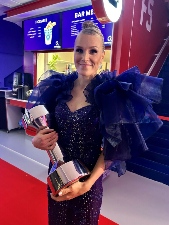 Minna Kauppi palkittiin Urheilugaalassa Suomen urheilun Hall of Famen jäseneksi.
