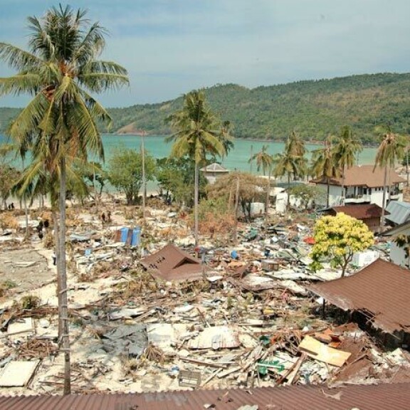 Tapaninpäivän tsunami 2004 vei yli 200 000 ihmisen hengen. Thaimassa ollut Jukka-Pekka juoksi vaimonsa kanssa turvaan. – Olimme juuri katsoneet tsunami-aiheisen dokumentin ja tajusimme, mistä on kyse. Tapaninpäivän tsunami 2004 vei yli 200 000 ihmisen hengen. Thaimassa ollut Jukka-Pekka juoksi vaimonsa kanssa turvaan. – Olimme juuri katsoneet tsunami-aiheisen dokumentin ja tajusimme, mistä on kyse.