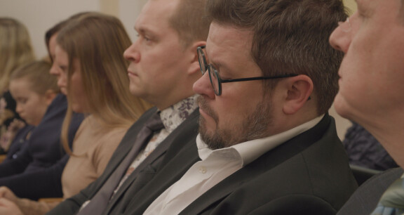 Jehovan todistajat perehdyttävät Jannen maanpäälliseen paratiisiin, jota odottavat.