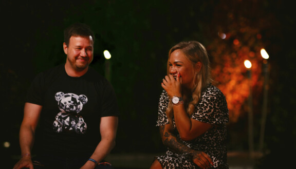 Mia kohtaa iltanuotiolla puolisonsa Kimmon. He päättävät yhdessä, jatkuuko parisuhde vai ei.