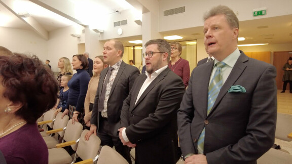 Vantaalaisen Jukan kanssa Janne pääsee tutustumaan Jehovan todistajiin ja heidän maailmankatsomukseensa.