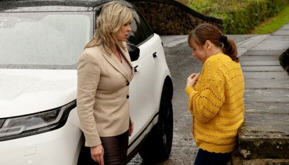 Kim Tate (Claire King) on tukenut raiskauksen uhriksi joutunutta ystäväänsä.
