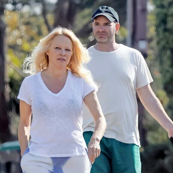 Kelly Clarksonin ex-mies käy kalliiksi, Pamela Andersonin neljäs liitto karille – vuosi 2022 toi maailmantähdille shokkieroja Pamela