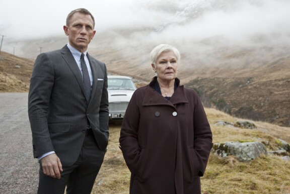 Daniel Craig ja Judi Dench vuoden 2012 007: Skyfall -leffassa. Judi nähtiin ensimmäisen kerran Bondien M:nä vuoden 1995 GoldenEyessa.