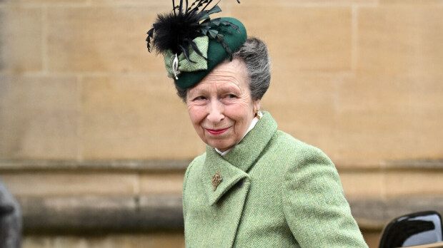Huh! Prinsessa Anne, 74, repäisi minihameessa ja saapikkaissa