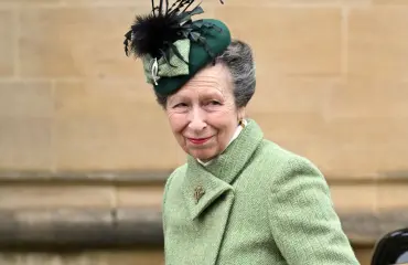 Huh! Prinsessa Anne, 74, repäisi minihameessa ja saapikkaissa