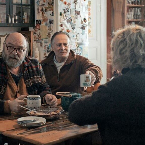 MTV:n Kämppikset-sarjassa Jukka-Pekan kanssa näyttelevät myös Pertti Sveholm ja Marja Packalén. MTV:n Kämppikset-sarjassa Jukka-Pekan kanssa näyttelevät myös Pertti Sveholm ja Marja Packalén.