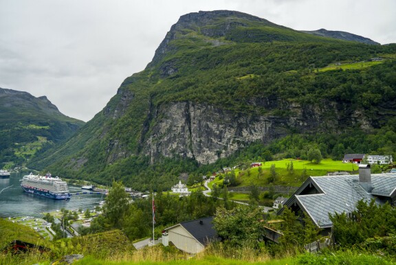 Geirangerinvuonon pohjukassa näkymät ovat upeat. Harmi pienelle poliisilaitokselle, joka sai maksaa kemujen vip-vieraiden turvallisuuden ja koskemattomuuden.