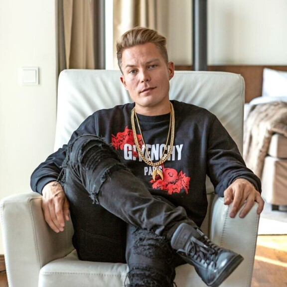 Cheek ja koko jousimieslauma saavat tehdä töitä, että kumppanit pysyvät tyytyväisinä. Cheek ja koko jousimieslauma saavat tehdä töitä, että kumppanit pysyvät tyytyväisinä.
