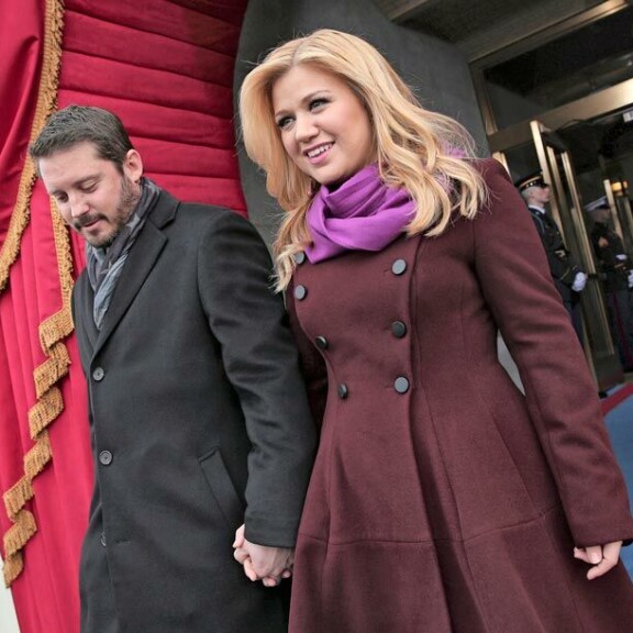 Kelly Clarksonin ex-mies käy kalliiksi, Pamela Andersonin neljäs liitto karille – vuosi 2022 toi maailmantähdille shokkieroja Kelly Clarkson