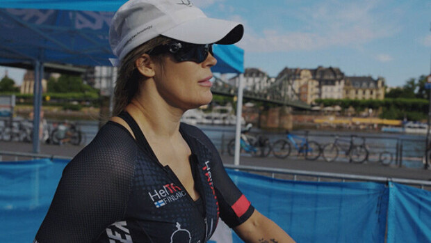 Martina Aitolehden huonovointisuus huolestuttaa Ironman-kisassa – oksennus lentää Martina