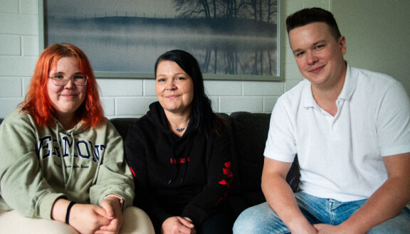 Sami Kieksi tapaa myös Sallan, jota käytettiin 10-vuotiaana hyväksi. Hän päätyi lastensuojelulaitokseen ja alkoi viillellä itseään. Mukana haastattelussa on myös äiti, jonka luokse Salla on päässyt palaamaan.
