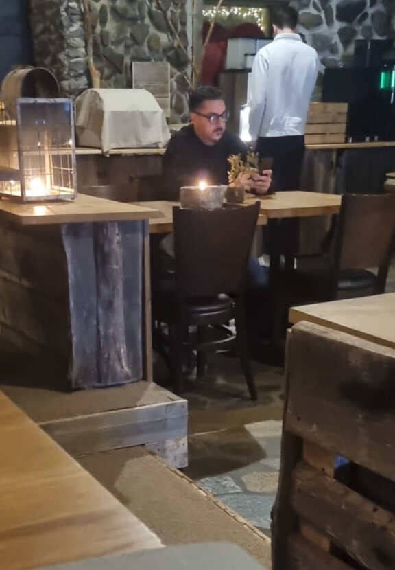 Arman joi lukijan mukaan mehua ja keskittyi puhelimeensa.