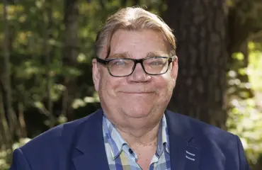 Timo Soini bongattiin lomatunnelmissa lentokentällä – salakuva