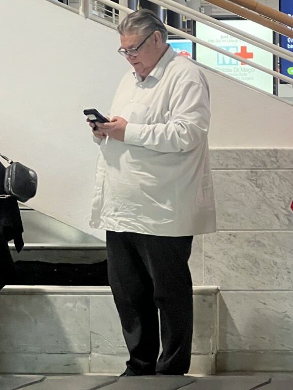 Espanjaan saavuttuaan Timo keskittyi puhelimensa tutkimiseen.
