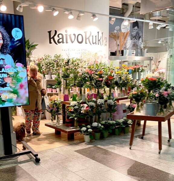 Johanna oli sonnustautunut silmiinpistävän värikkäisiin housuihin ja muhkeaan karvakauluksiseen takkiin.