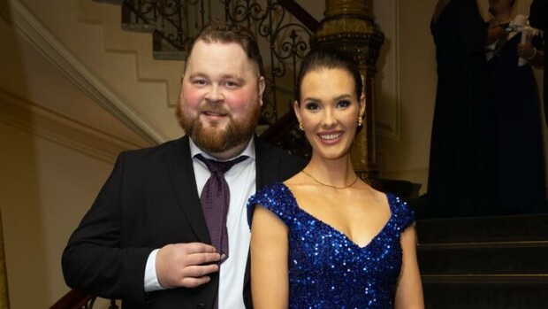 Akseli Herlevi jätti Emmi-rakkaansa kanssa Helsingin keskustan – yksi ongelma helpotti: ”Enää ei tarvitse tuskailla” Akseli Herlevi ja Emmi Suuronen