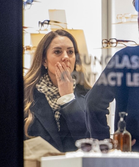 Catherine vaikutti kiinnostuneelta kuulemaan tietoja laseista.
