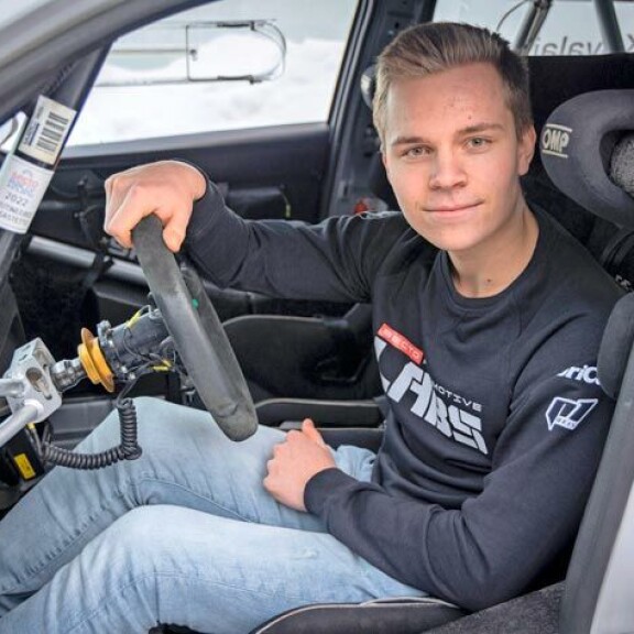 Justus opiskelee ammattikoulussa autoalalla moottoriurheilun erikoislinjalla. Aika näyttää, mitä hän tulevaisuudessa tekee. – Ainahan ehtii opiskella, mutta näitä ajomahdollisuuksia ei saa kuin yhden. Justus opiskelee ammattikoulussa autoalalla moottoriurheilun erikoislinjalla. Aika näyttää, mitä hän tulevaisuudessa tekee. – Ainahan ehtii opiskella, mutta näitä ajomahdollisuuksia ei saa kuin yhden.