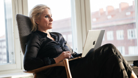 Näyttelijäkonkari tähdittää Queen of Fucking Everything -hittisarjaa.